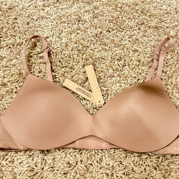 Skims Wireless Form Push-Up Plunge Bra - Picture 6 of 12